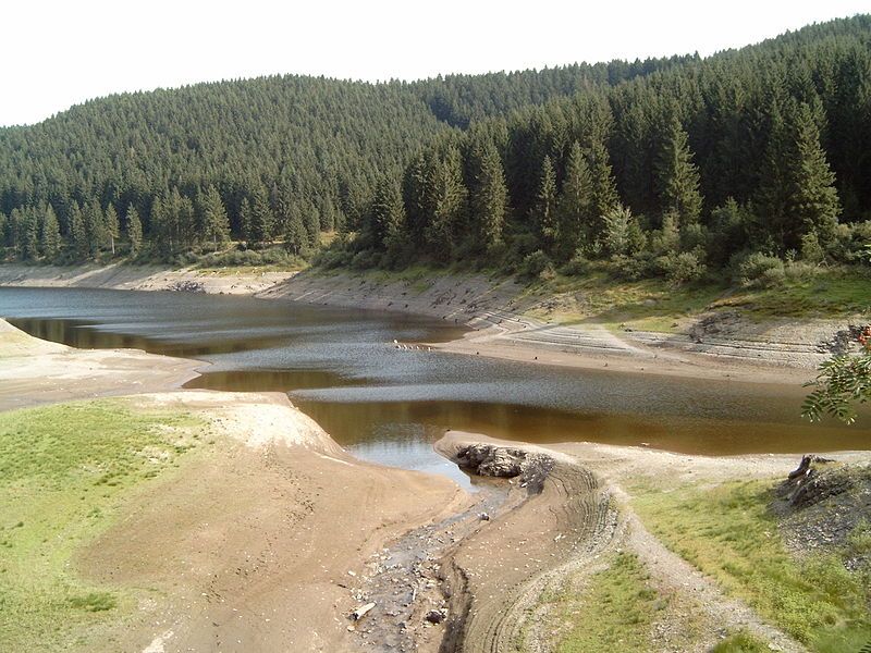 File:Okerstausee Niedrigwasser.jpg