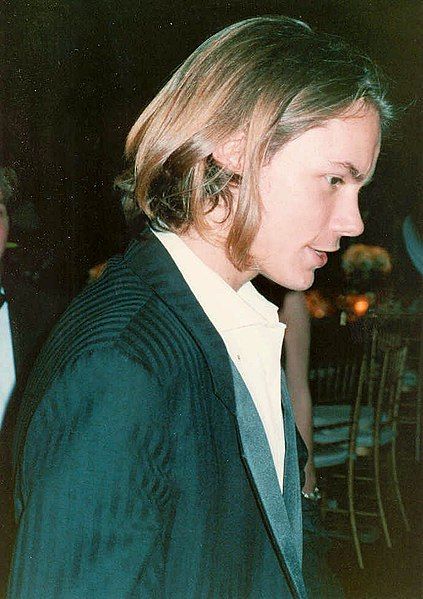 File:River Phoenix.jpg