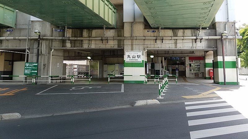 File:Saitama-new-shuttle-NS09-Maruyama-station-entrance-20210504-115923.jpg