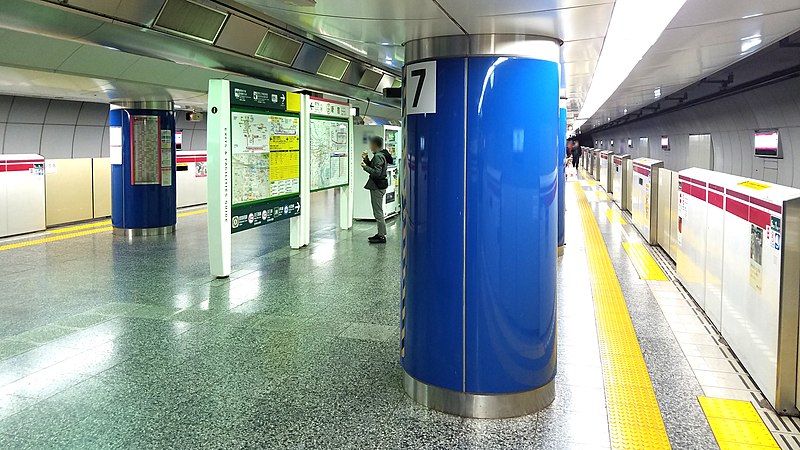 File:Toei-subway-E27-Shinjuku-station-platform-20191201-133812.jpg