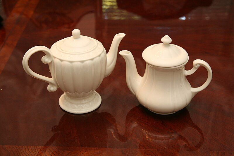 File:Two teapots.JPG