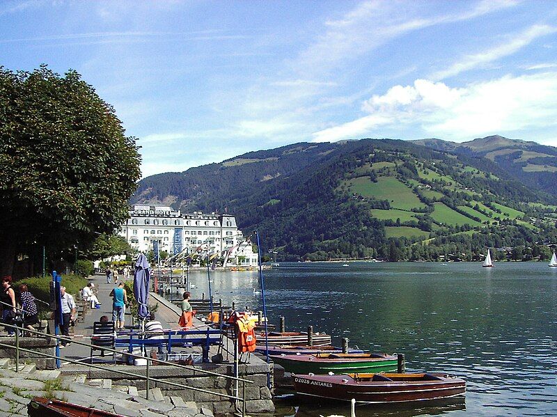 File:ZellAmSee UferPromenade GrandHotel.JPG