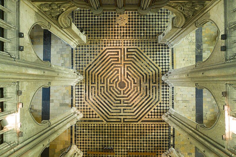 File:Basilique St-Quentin labyrinthe.jpg