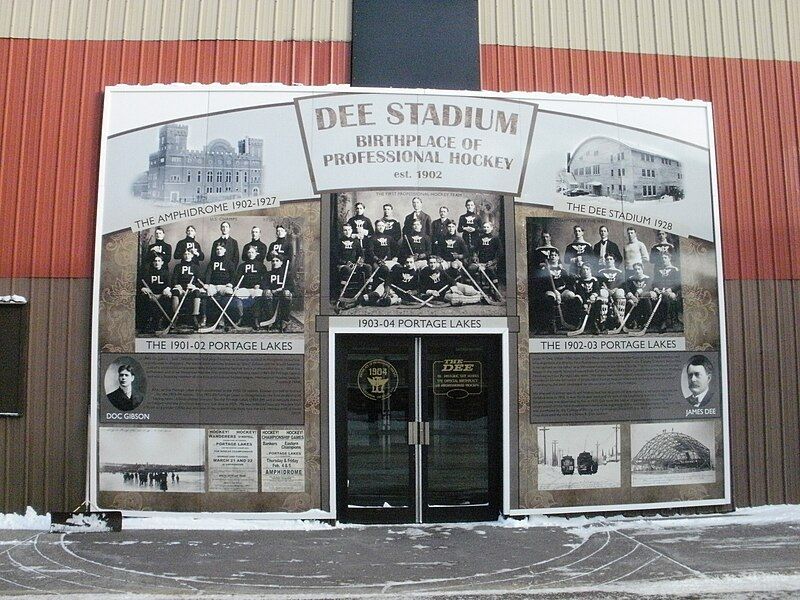 File:Dee Stadium Entrance.jpg