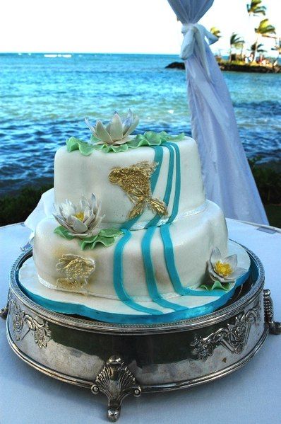 File:Fondant wedding cake.jpg