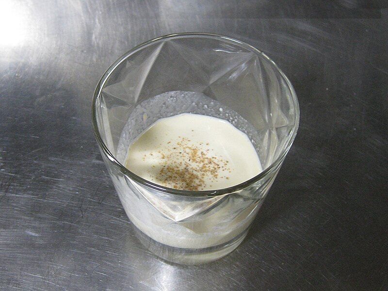 File:Glass of eggnog.jpg