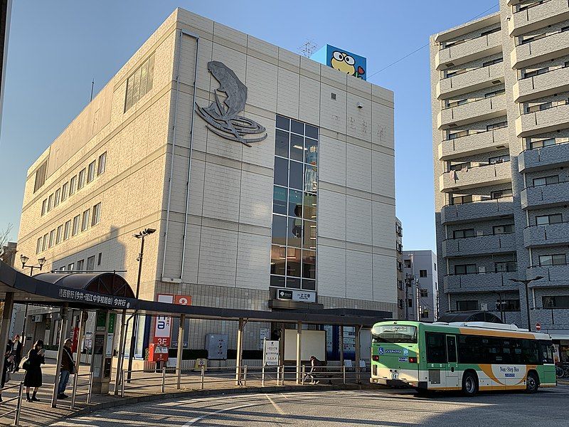 File:Ichinoe-station building 2019.jpg