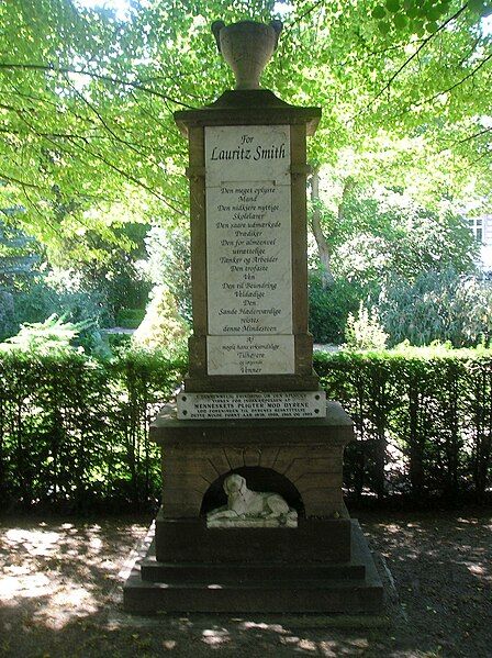 File:Lauritz Smith monument.jpg