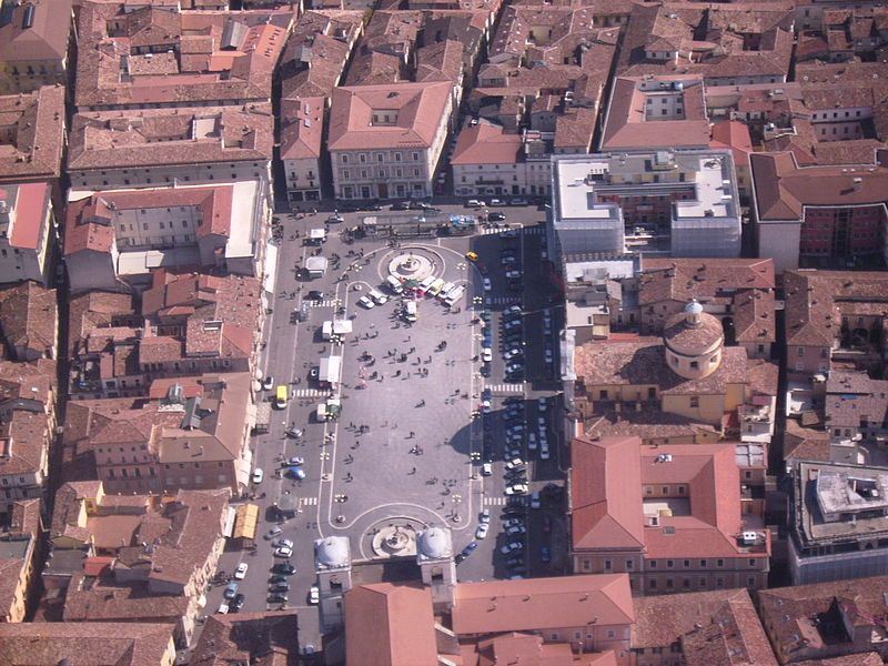 File:Piazza duomo aerea.JPG