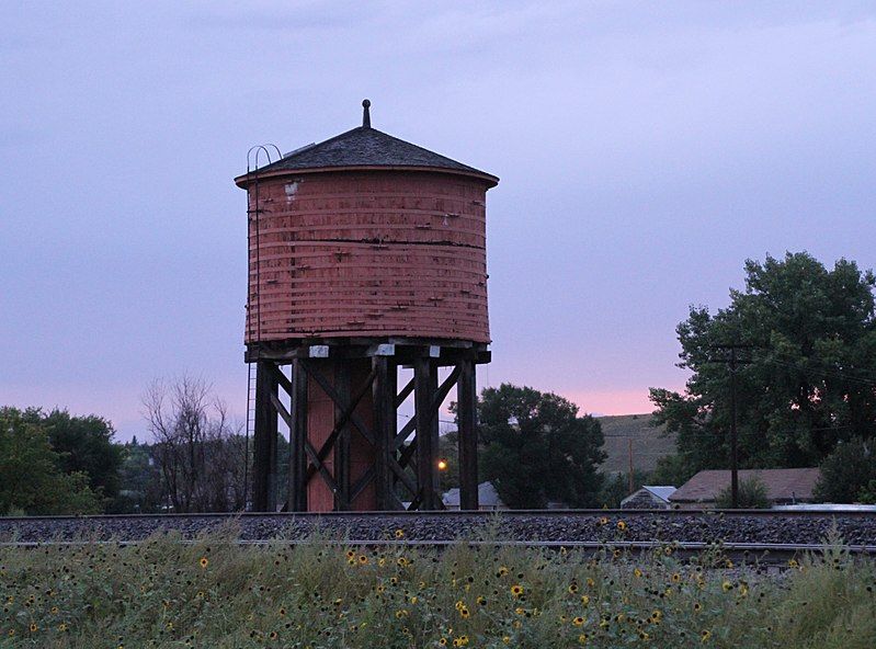 File:RedwoodWaterTowerLuskWY.jpg