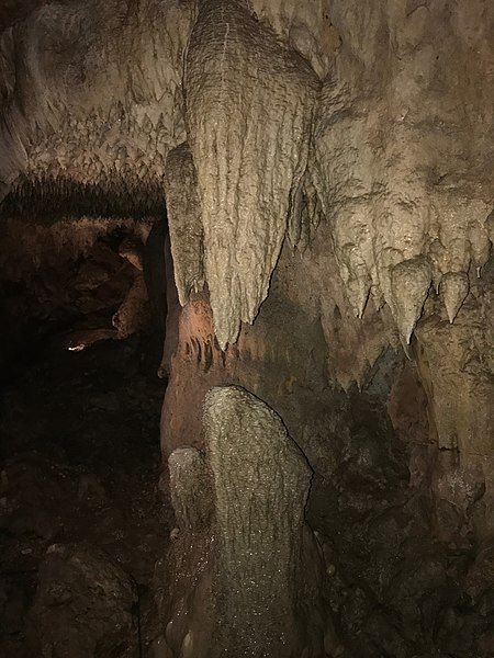 File:TwinSistersCascadeCaverns.jpg