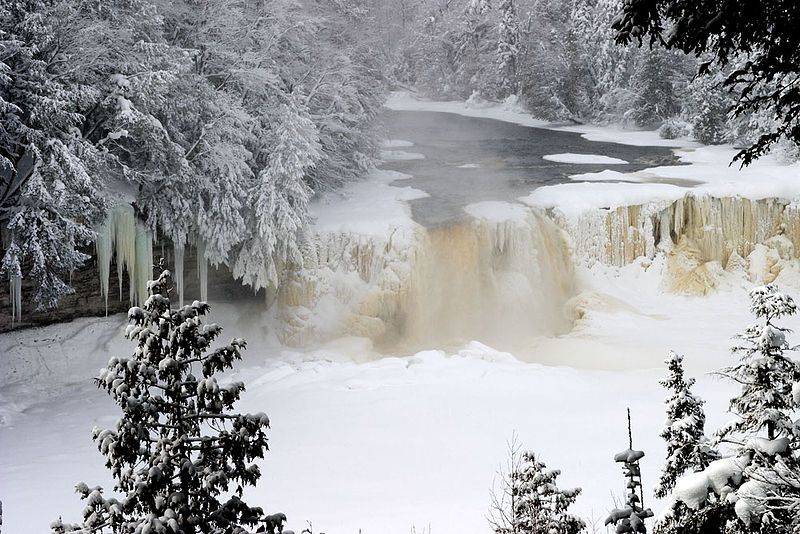 File:Upper Tahquamenon Falls.jpg