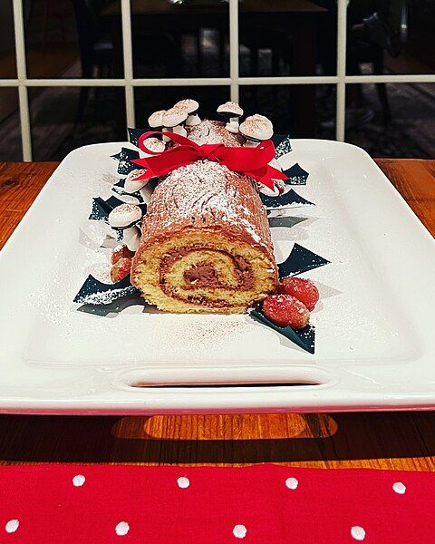 File:Yule log cake.jpg