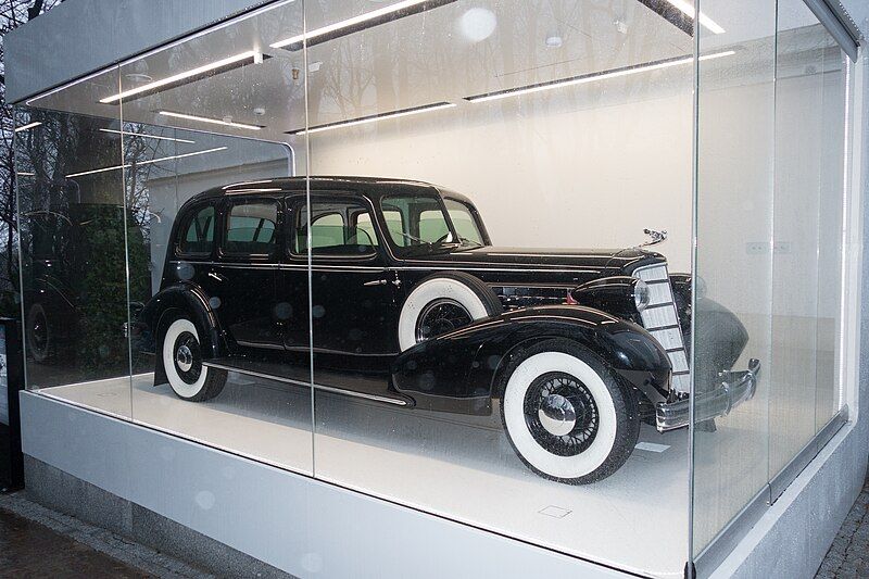 File:1930s Cadillac (24685786800).jpg