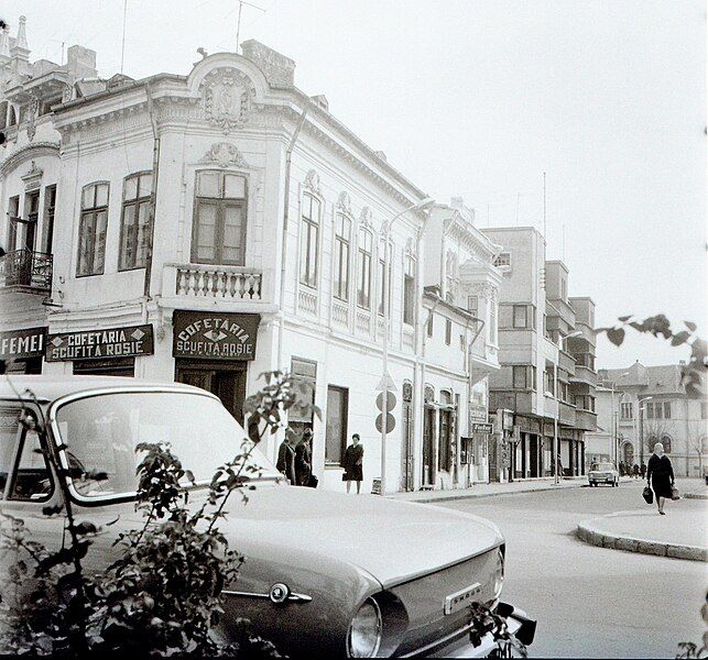 File:1970-TomaNSocolescu-AtomPloiesti-MagazinGogalniceanu-Ploiesti.jpg