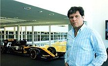 Portrait of Benjamin Cuq next to a Renault Formula 1