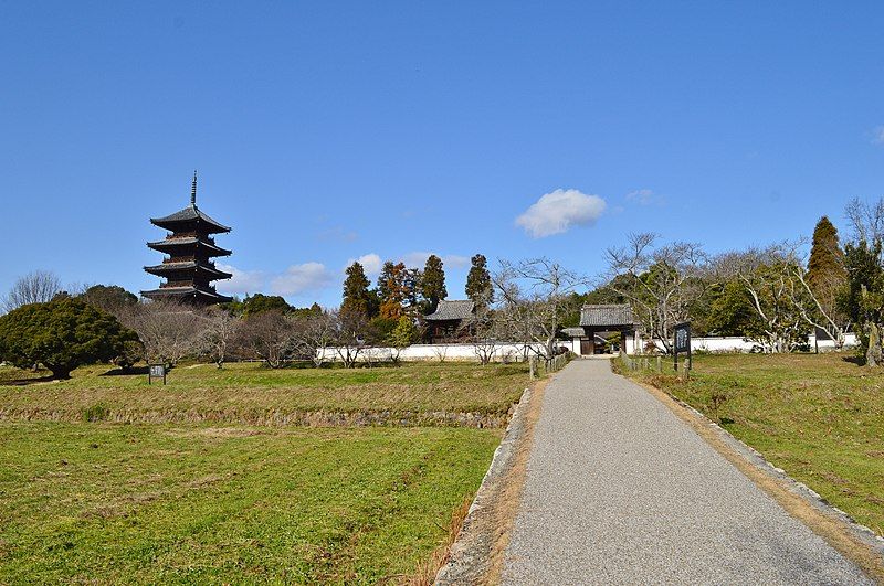 File:Bitchu Kokubunji, zenkei.jpg