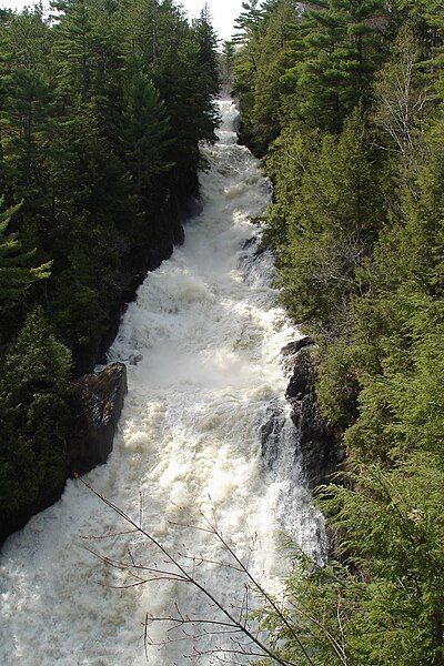 File:Chute Sainte-Ursule.jpg