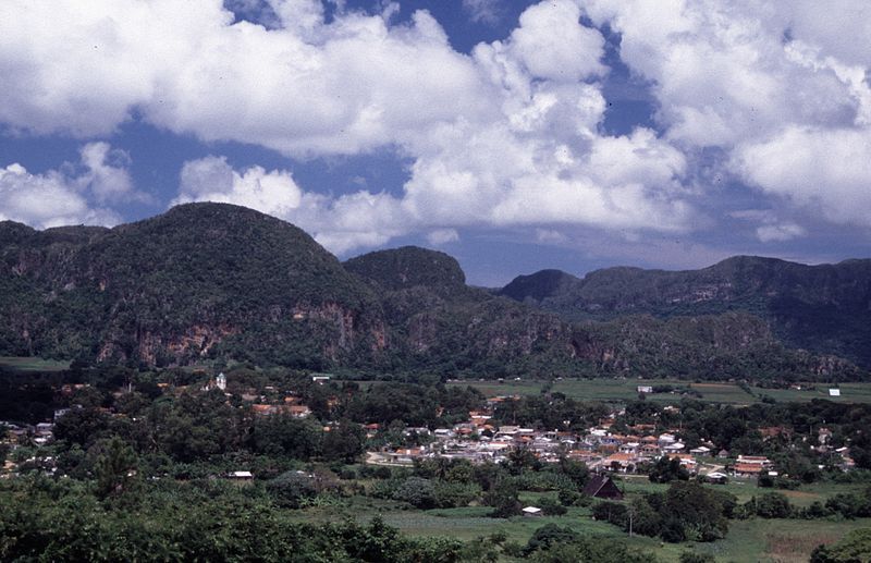 File:Cuba Vinales Centro.jpg