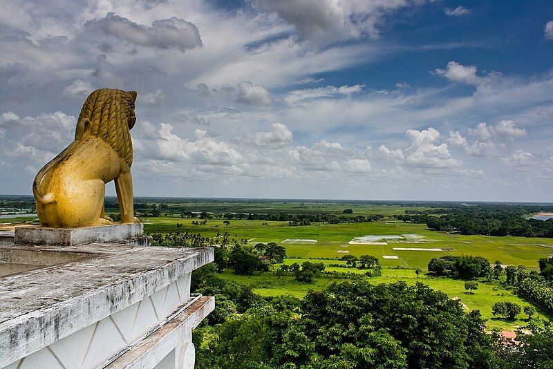 File:Dhauli-Giri-Lion-King-Bhubaneswar-Orissa.jpg