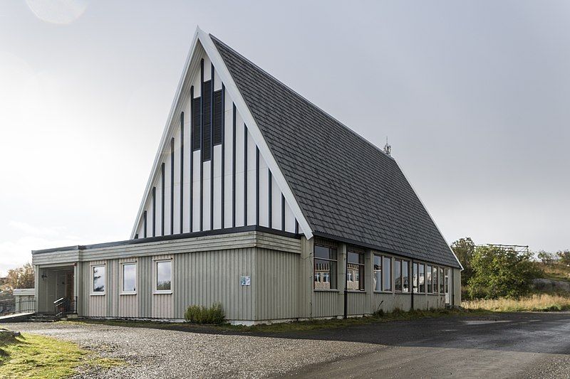 File:Henningsvær kirke 2016.jpg