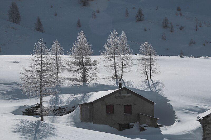 File:Holidayhouse on Simplonpass.jpg