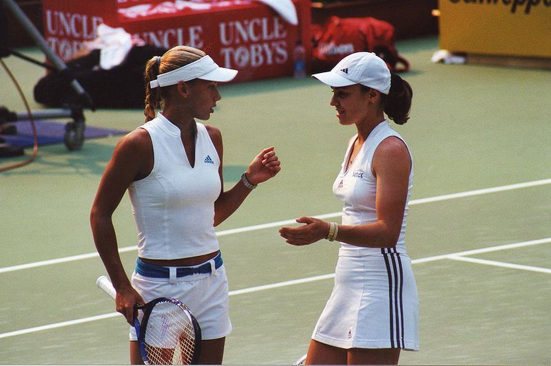 File:Kournikova-Hingis-SYD-1.jpg