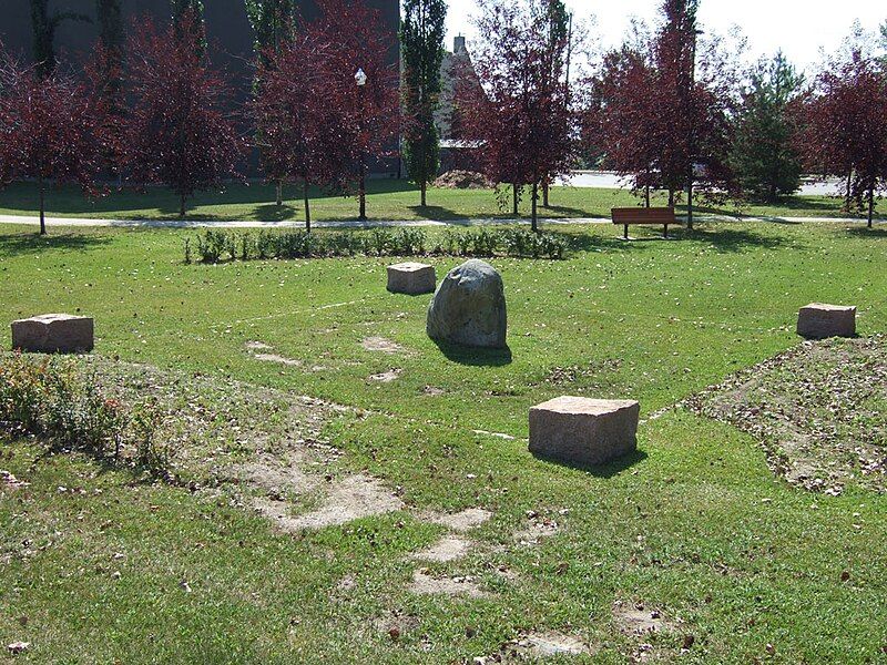 File:MEMORIAL GARDEN 2010-08-29.jpg