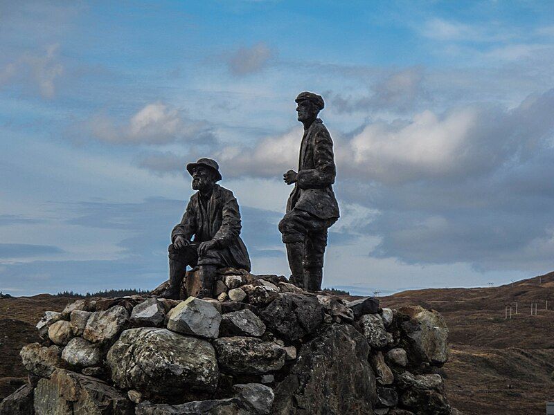 File:Mackenzie collie statue.jpg