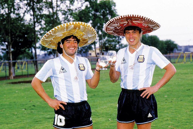 File:Maradona passarella mexicanos.jpg