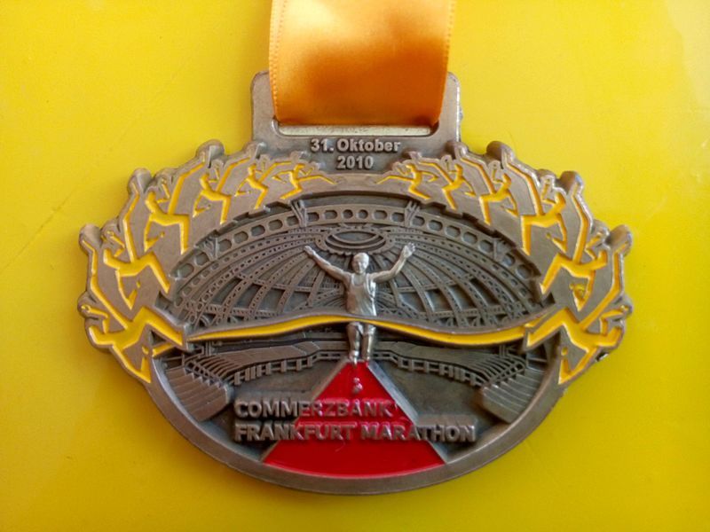 File:Medaille Frankfurt-Marathon 2010.jpeg