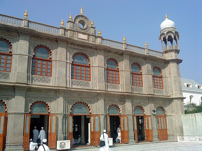 File:Mosque Fakhri Mazar.JPG