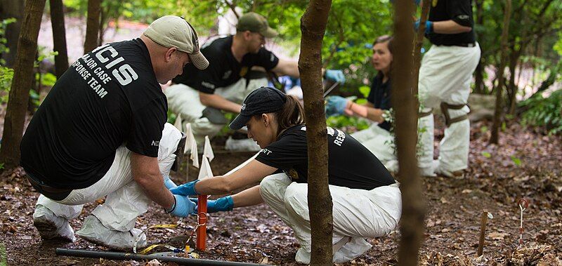 File:NCIS-160428-N-PW596-003-Major-Case-Response-Team-Training.jpg