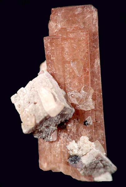 File:Nenadkevichite-Ancylite-20236.jpg