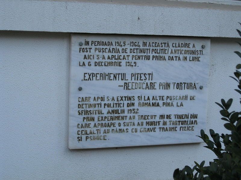 File:Pitesti prison plaque.JPG