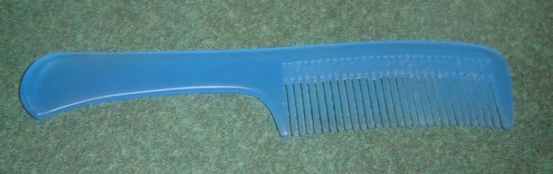 File:Plastic comb 1.JPG