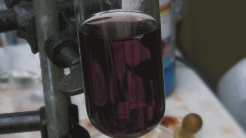 File:Potassiumferrate(VI)solution.png