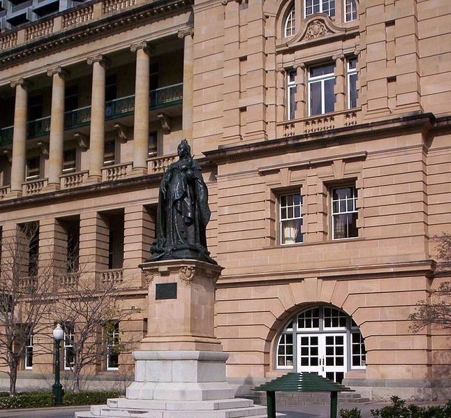 File:Queen-Victoria-Statue-in-Queens-Gardens.jpg