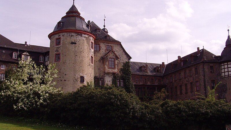 File:Schloss Laubach.jpg