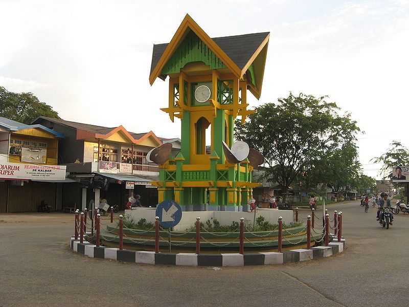 File:Tugu Ale-ale, Ketapang.JPG