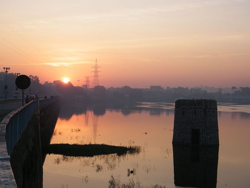 File:VIP Road Bhopal.JPG