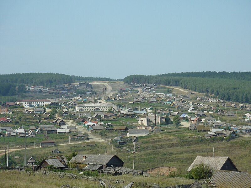 File:Centre village Kananikolskoe.jpg