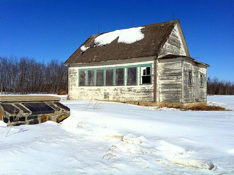 File:Dobrowody School house..JPG