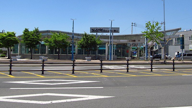 File:Gwangju-metro-118-Dosan-station-building-20190521-131454.jpg