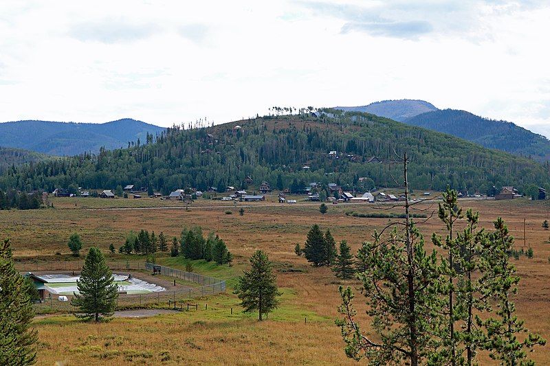 File:Hahns Peak Village.JPG