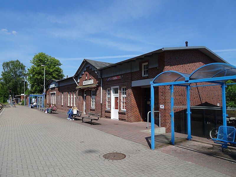 File:Harsefeld Bahnhof 2019.jpg