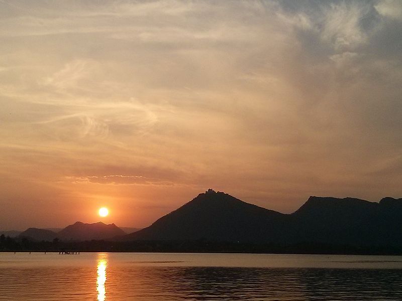 File:Lake Fatehsagar.jpg