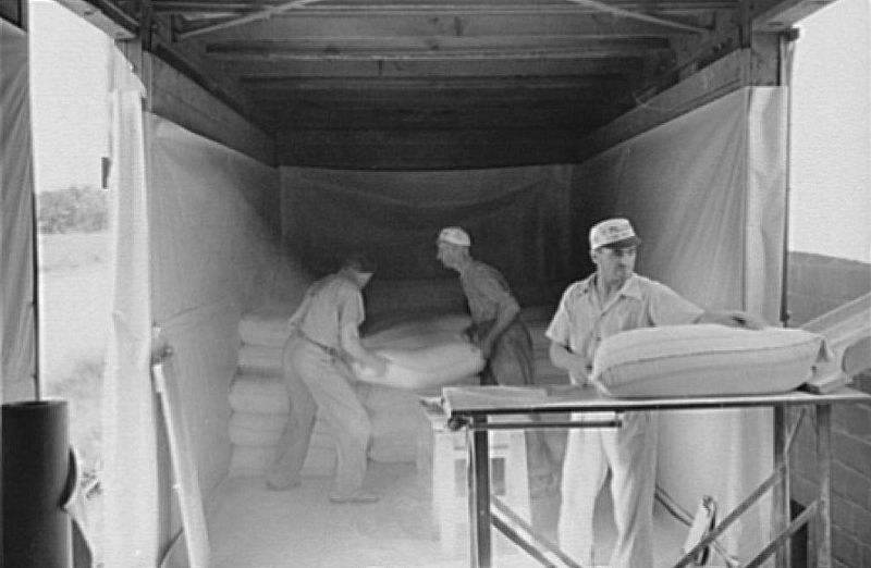 File:Loading-flour-Minneapolis-1939.jpg