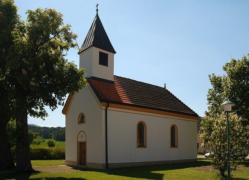 File:Ortskapelle Kleinfeld, Hernstein.jpg