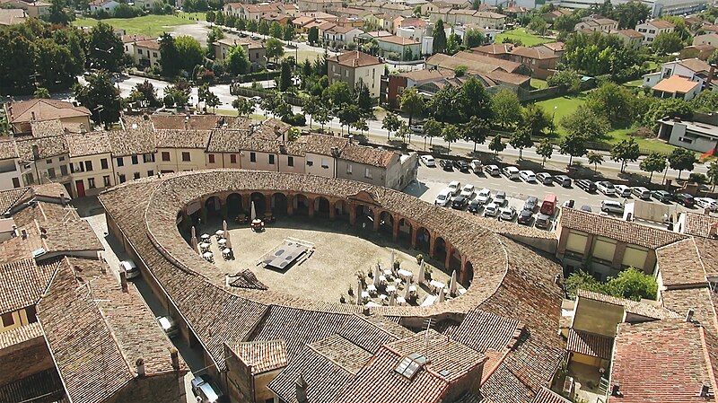 File:Piazza Nuova .jpg